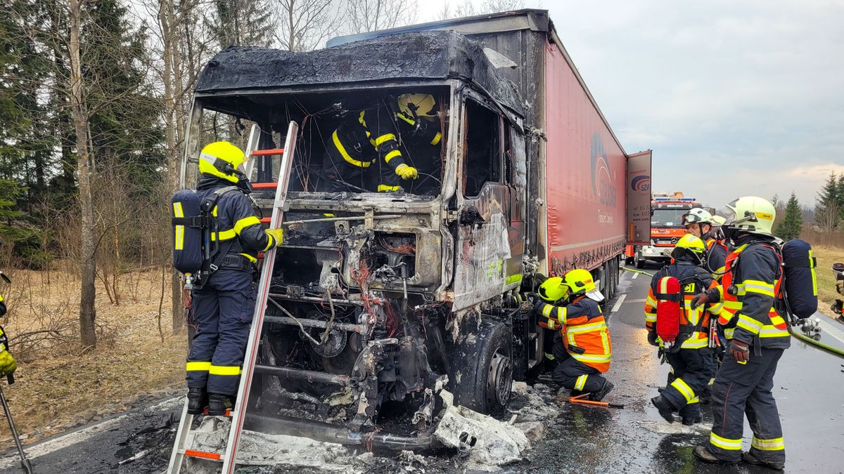 Požár zničil kamion na silnici u Dětřichova nad Bystřicí